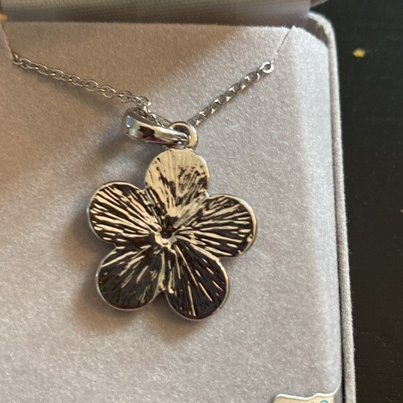 NWT abalone daisy necklace with rhinestone center. - Picture 3 of 4